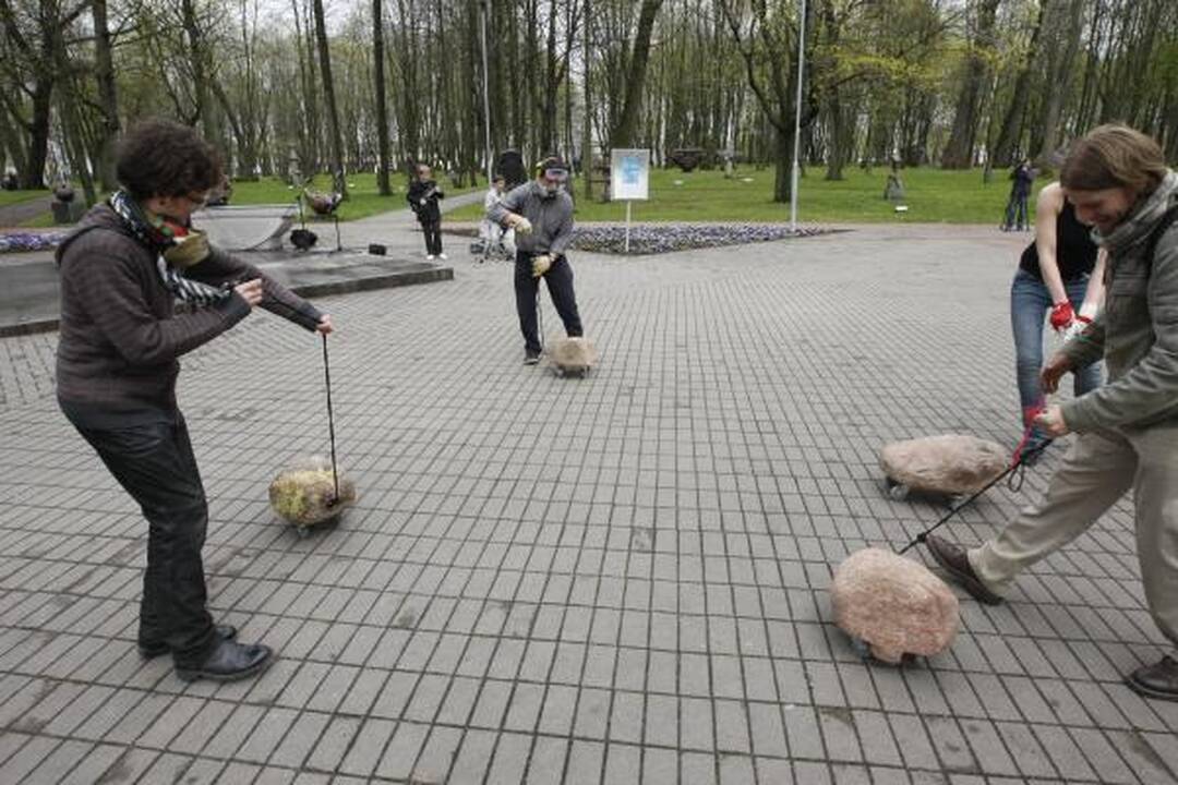 Per Skulptūrų parką riedėjo akmenys