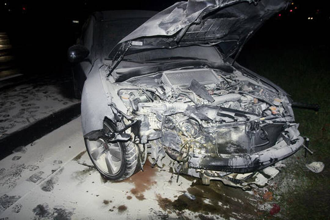 Vilniuje „Subaru“ nulaužė stulpą ir užsidegė
