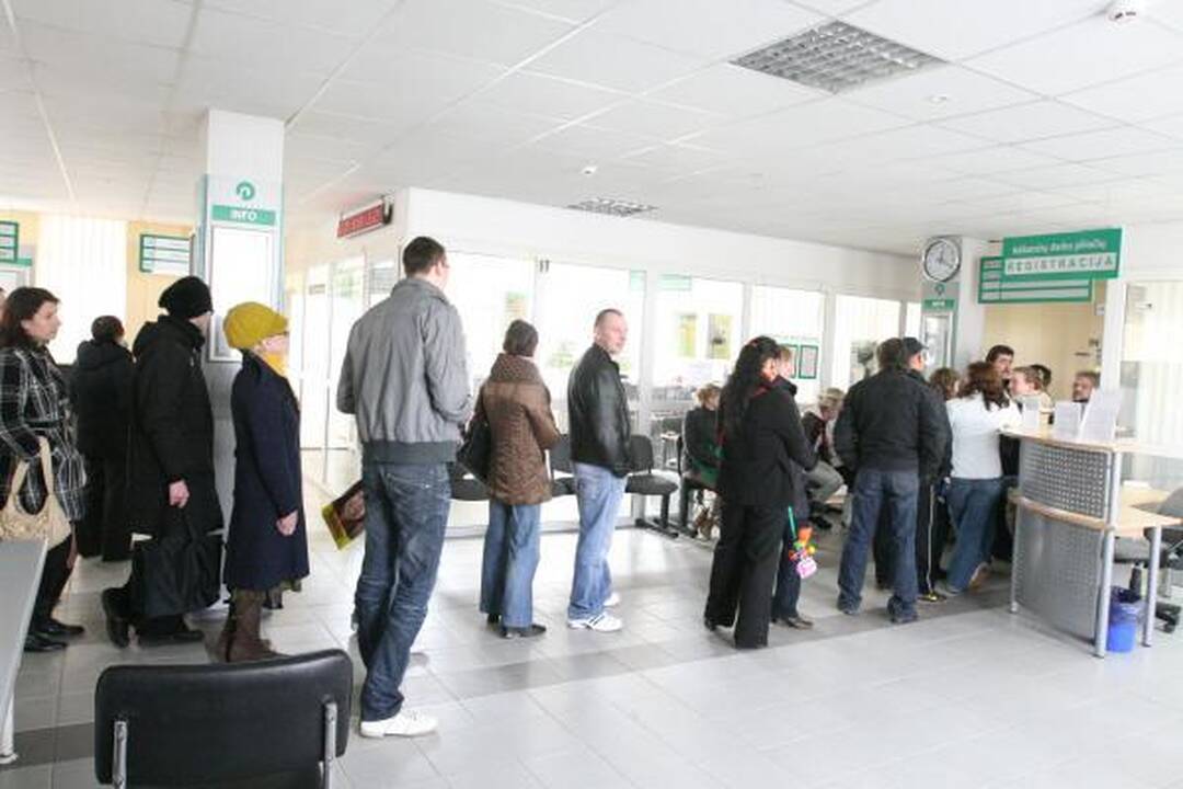 Darbo birža: užfiksuotas nedarbo rekordas. Eilės nemažėja