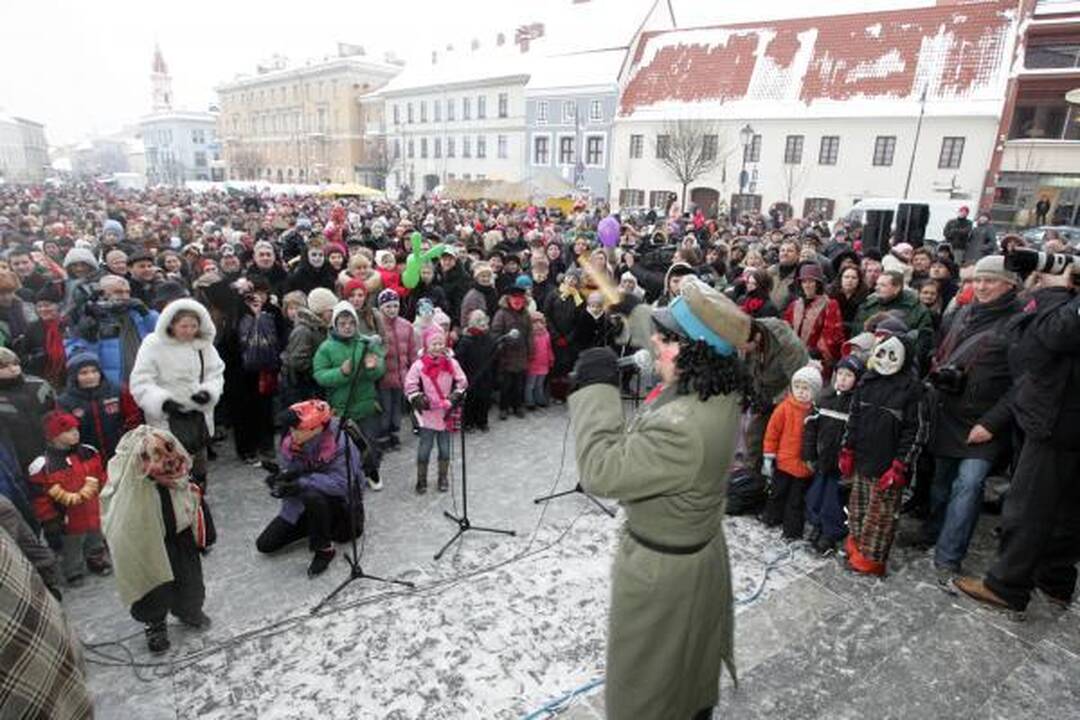 Užgavėnių persirengėliai užpuolė JAV ambasadorę Lietuvoje