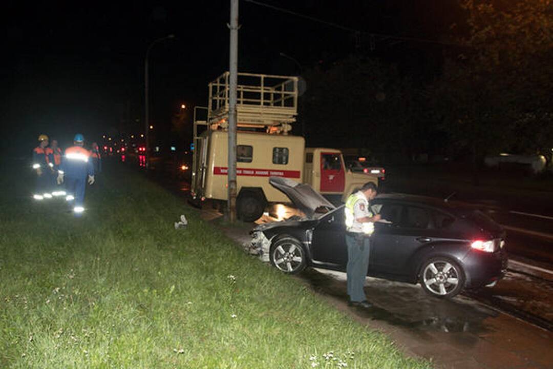 Vilniuje „Subaru“ nulaužė stulpą ir užsidegė