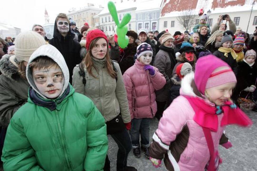 Užgavėnių persirengėliai užpuolė JAV ambasadorę Lietuvoje