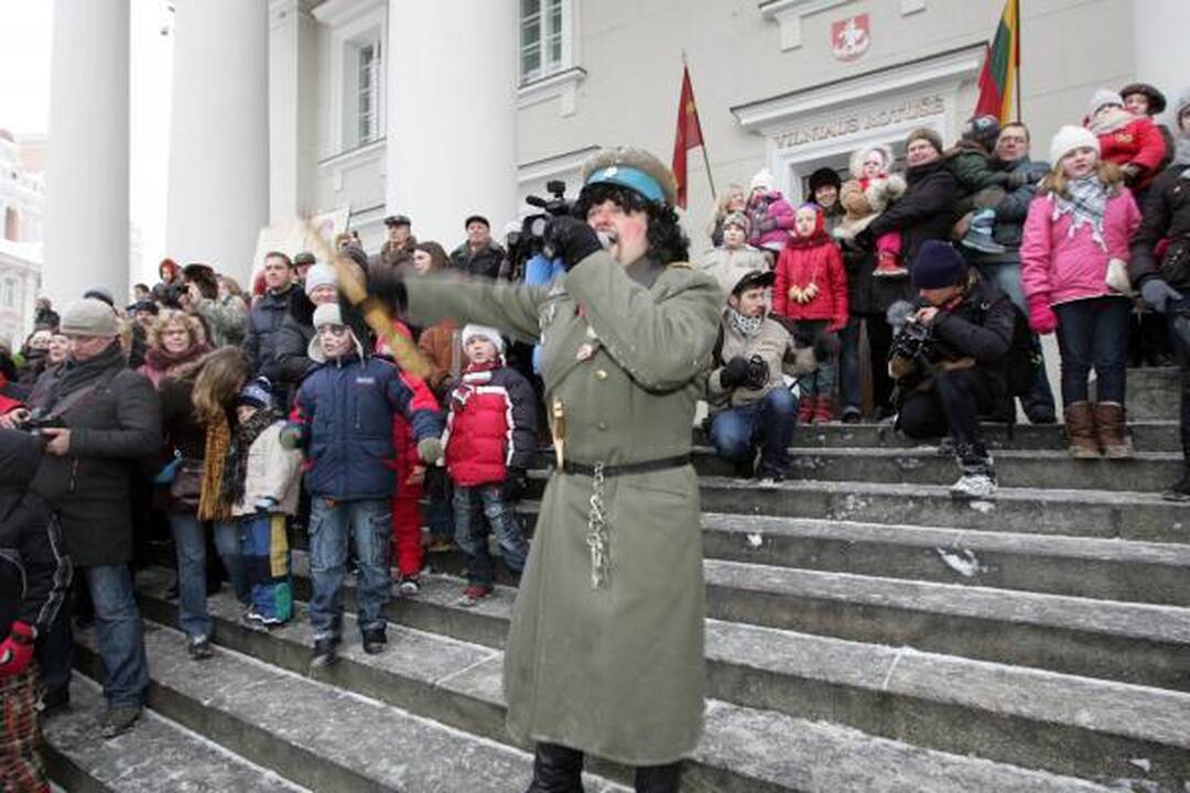 Užgavėnių persirengėliai užpuolė JAV ambasadorę Lietuvoje