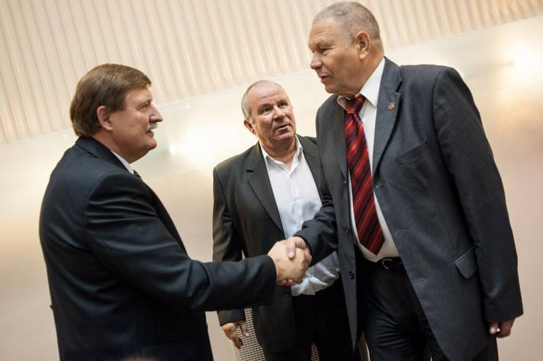 Politinė rokiruotė: D.Ratkelis ir A.Nesteckis apsimainė postais