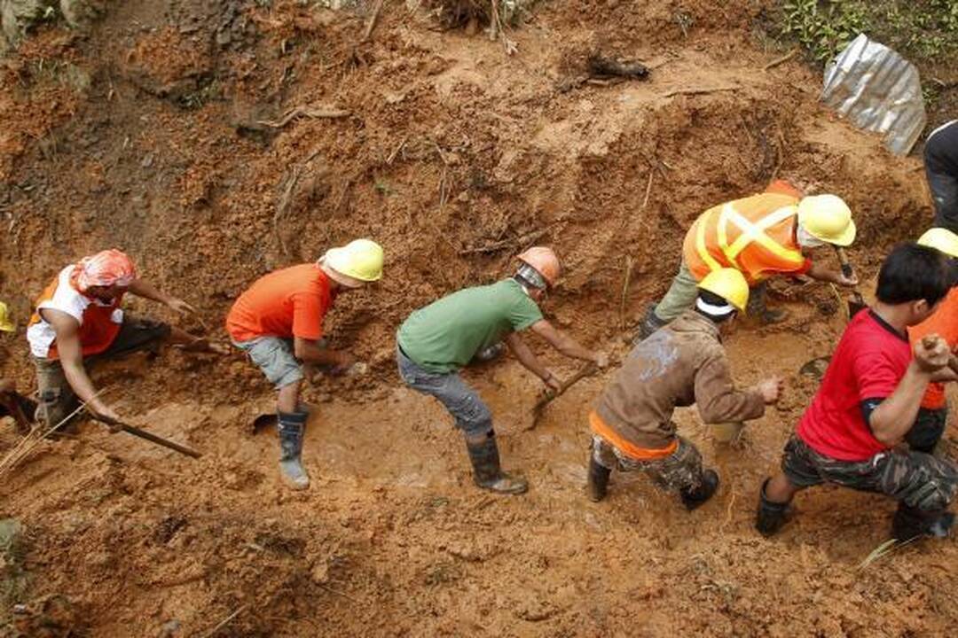 Filipinuose blėsta viltys rasti daugiau gyvų žmonių po žemės nuošliaužos