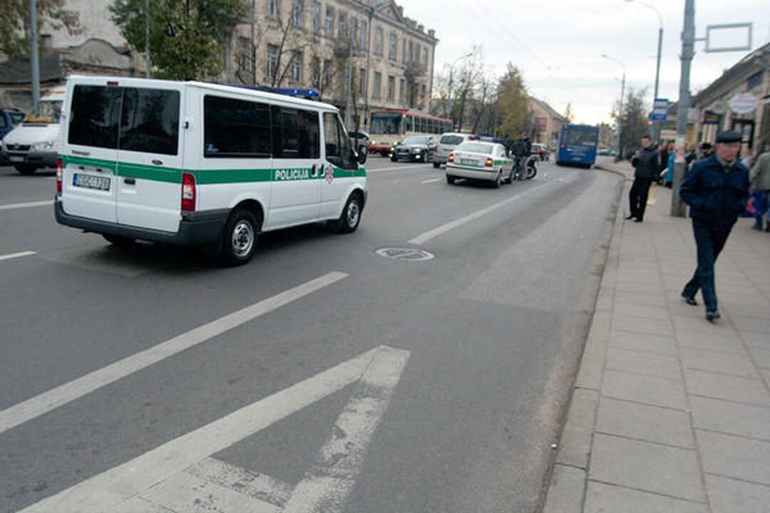 Filipinuose blėsta viltys rasti daugiau gyvų žmonių po žemės nuošliaužos