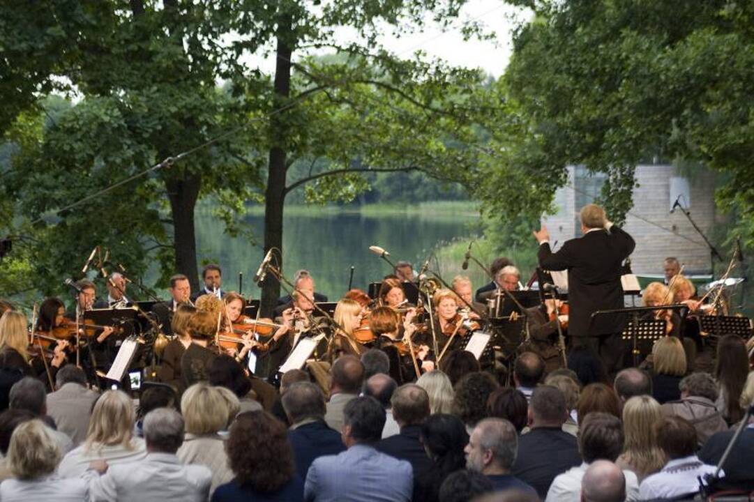 Johano Štrauso melodijos nuvilnijo ežero pakrante