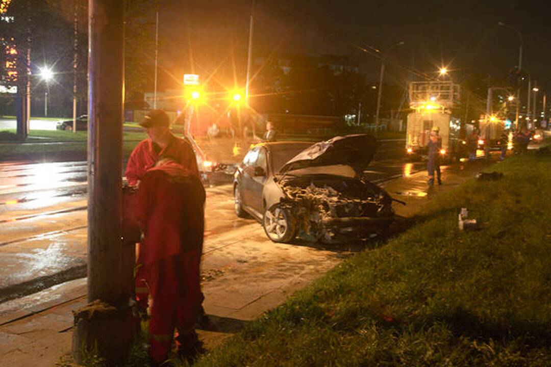 Vilniuje „Subaru“ nulaužė stulpą ir užsidegė