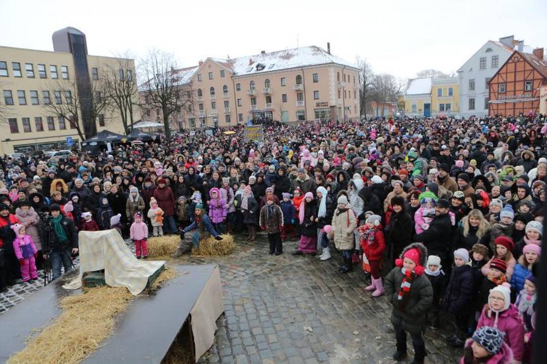 Žiemą lauk varę klaipėdiečiai vos tilpo Teatro aikštėje