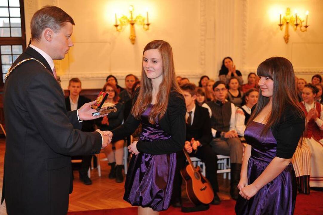 Rotušėje apdovanoti jaunieji menininkai ir sportininkai