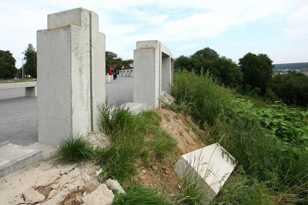 Vandalai nusiaubė Milikonių kalno apžvalgos aikštelę