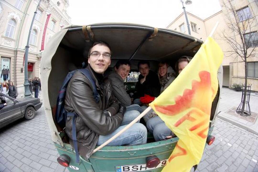Dinas Zauras atkeliavo pas filologes