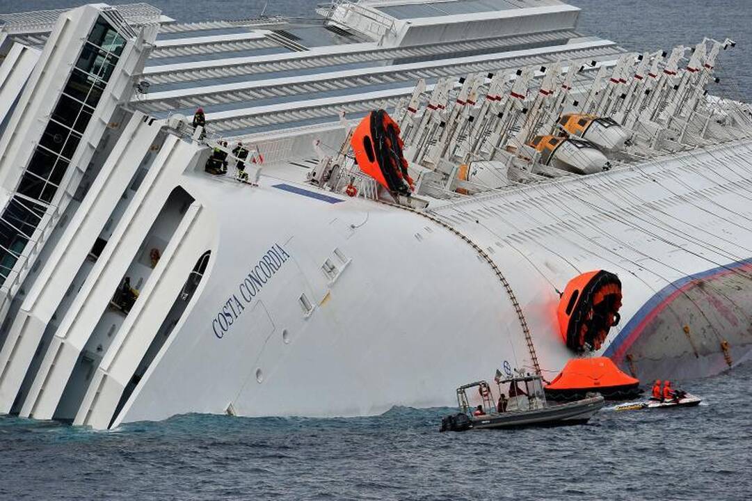 Ant seklumos užplaukus kruiziniam laivui, žuvo 3 žmonės, evakuota 4000