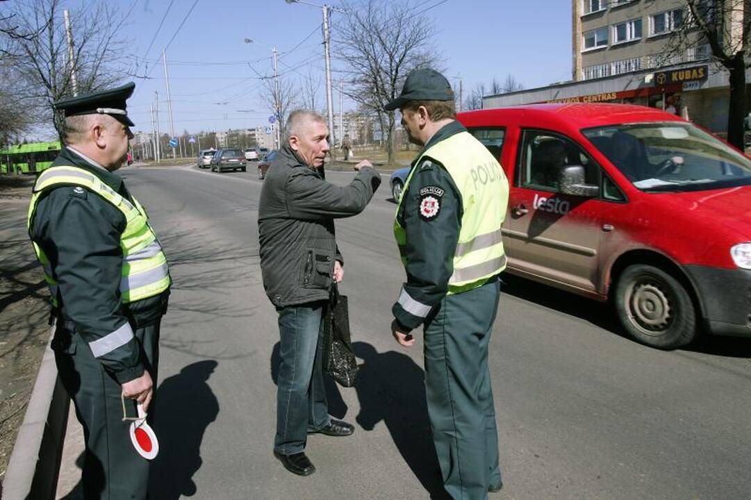 Saugaus eismo dieną policininkai dalijo saldainius