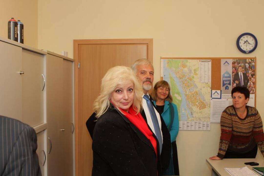 Klaipėdoje partijų būstinėse – nukrauti stalai