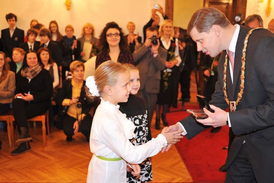 Rotušėje apdovanoti jaunieji menininkai ir sportininkai