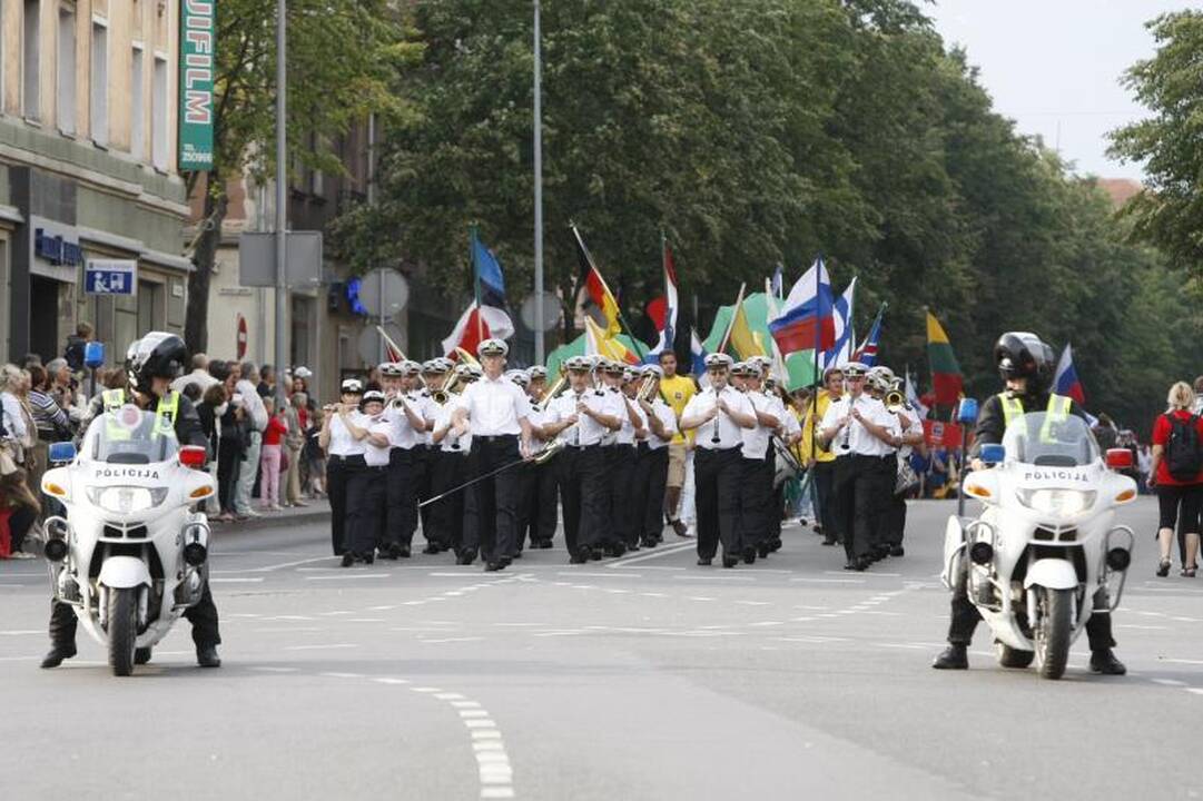 Klaipėdiečius džiugino burlaivių įgulų eisena (renginių programa)