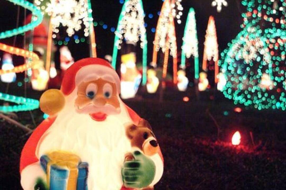 Namas, papuoštas milijonu lempučių