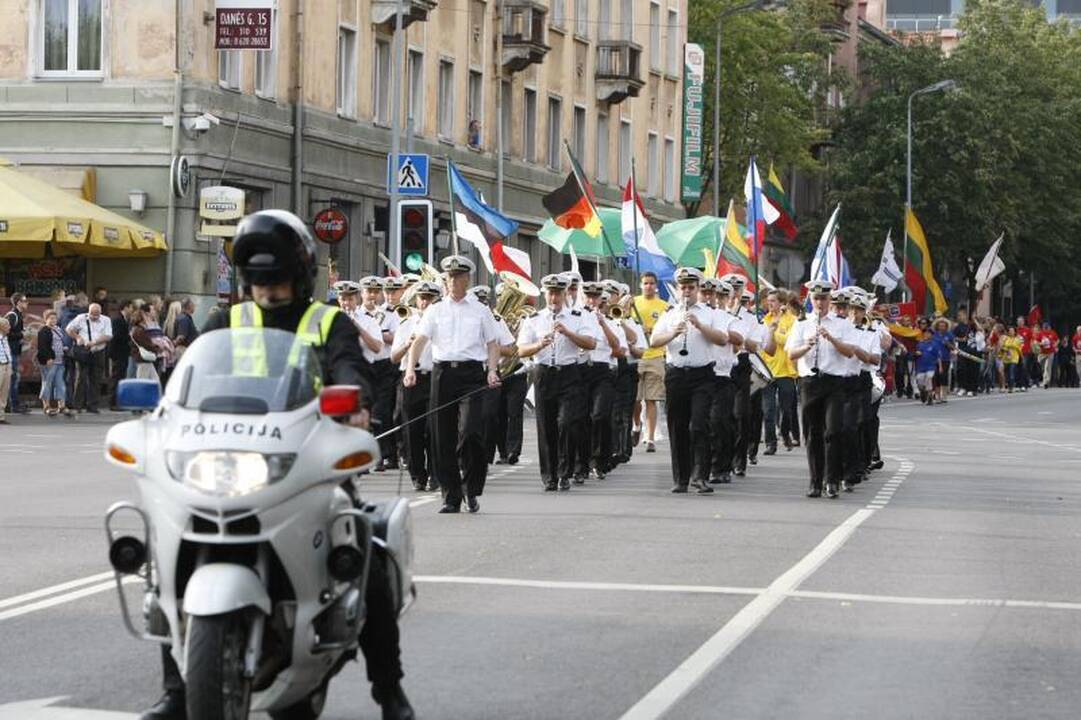 Klaipėdiečius džiugino burlaivių įgulų eisena (renginių programa)