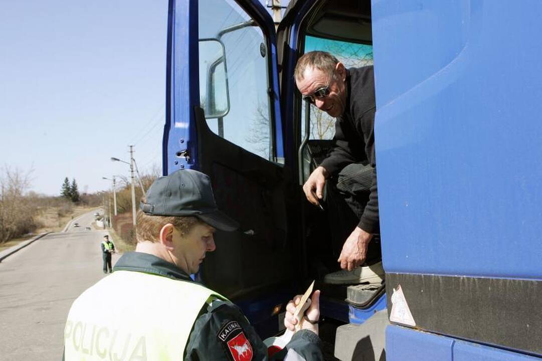 Saugaus eismo dieną policininkai dalijo saldainius