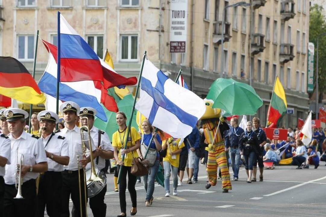 Klaipėdiečius džiugino burlaivių įgulų eisena (renginių programa)