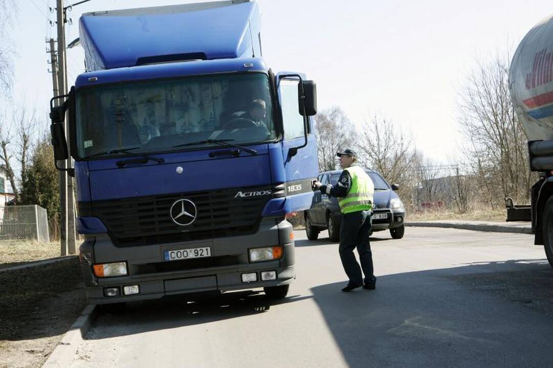 Saugaus eismo dieną policininkai dalijo saldainius