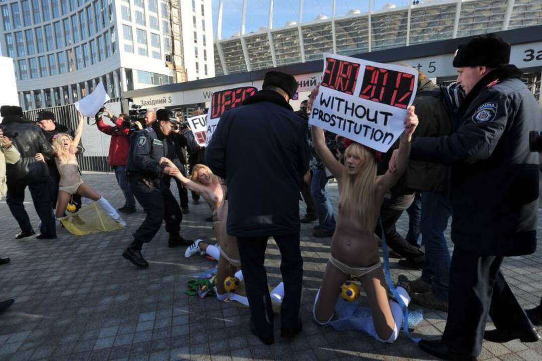 „FEMEN“ aktyvistės protestavo prieš „Euro-2012“ Ukrainoje