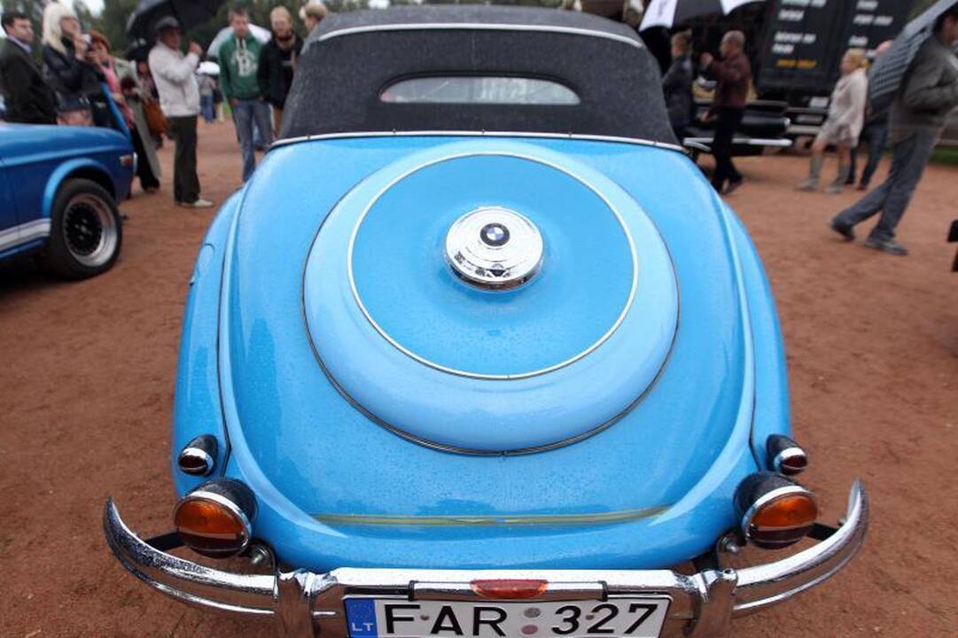 Lukiškių aikštėje vyko senovinių automobilių paroda 