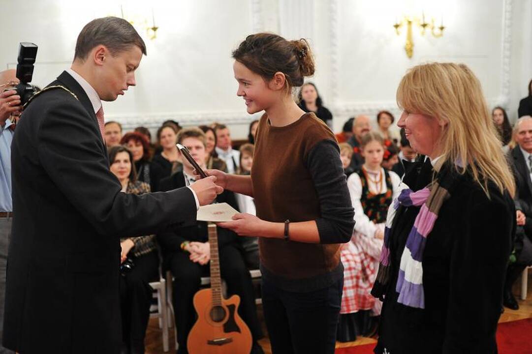 Rotušėje apdovanoti jaunieji menininkai ir sportininkai
