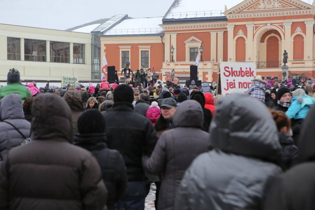 Žiemą lauk varę klaipėdiečiai vos tilpo Teatro aikštėje