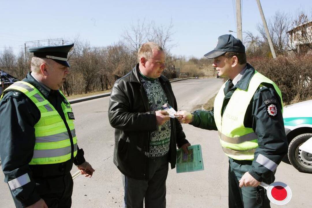 Saugaus eismo dieną policininkai dalijo saldainius