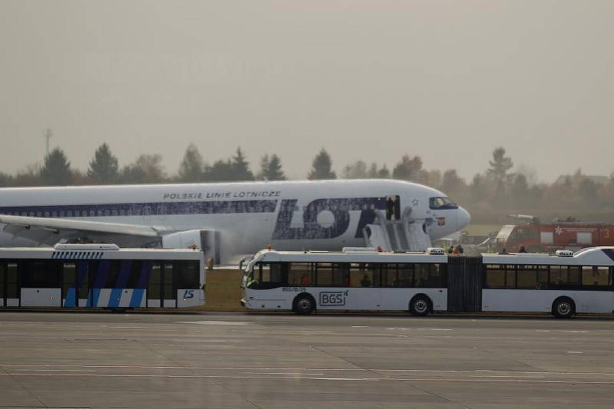Varšuvos oro uoste avariniu būdu leidosi lėktuvas su 230 žmonių