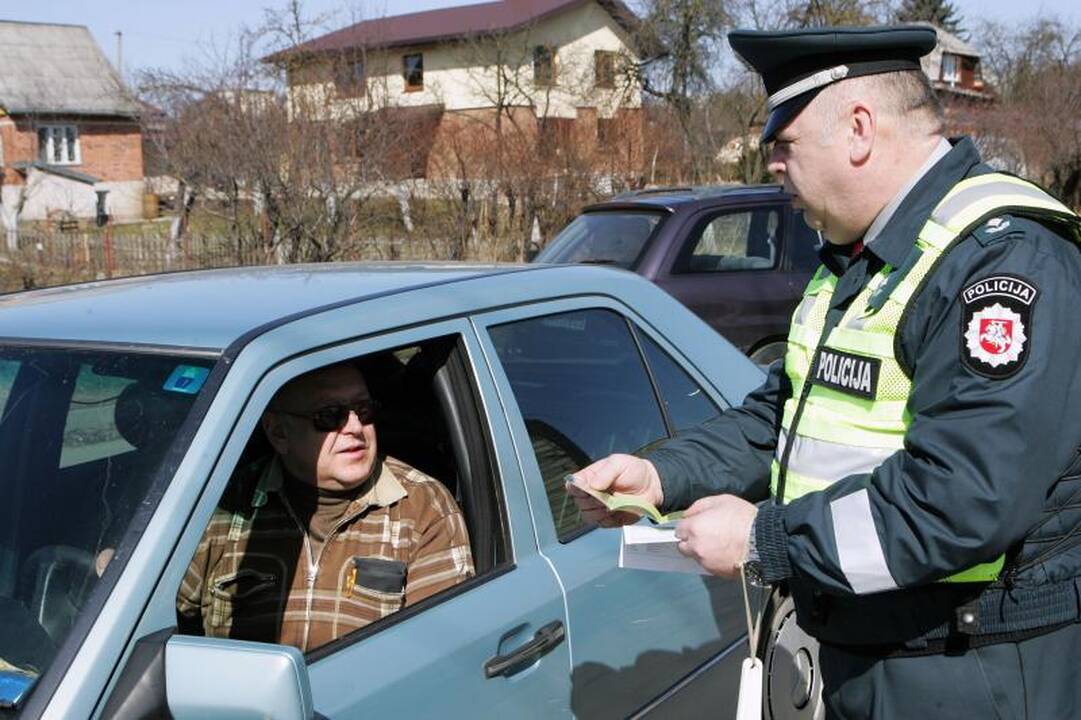 Saugaus eismo dieną policininkai dalijo saldainius