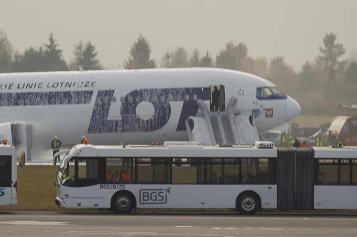 Varšuvos oro uoste avariniu būdu leidosi lėktuvas su 230 žmonių