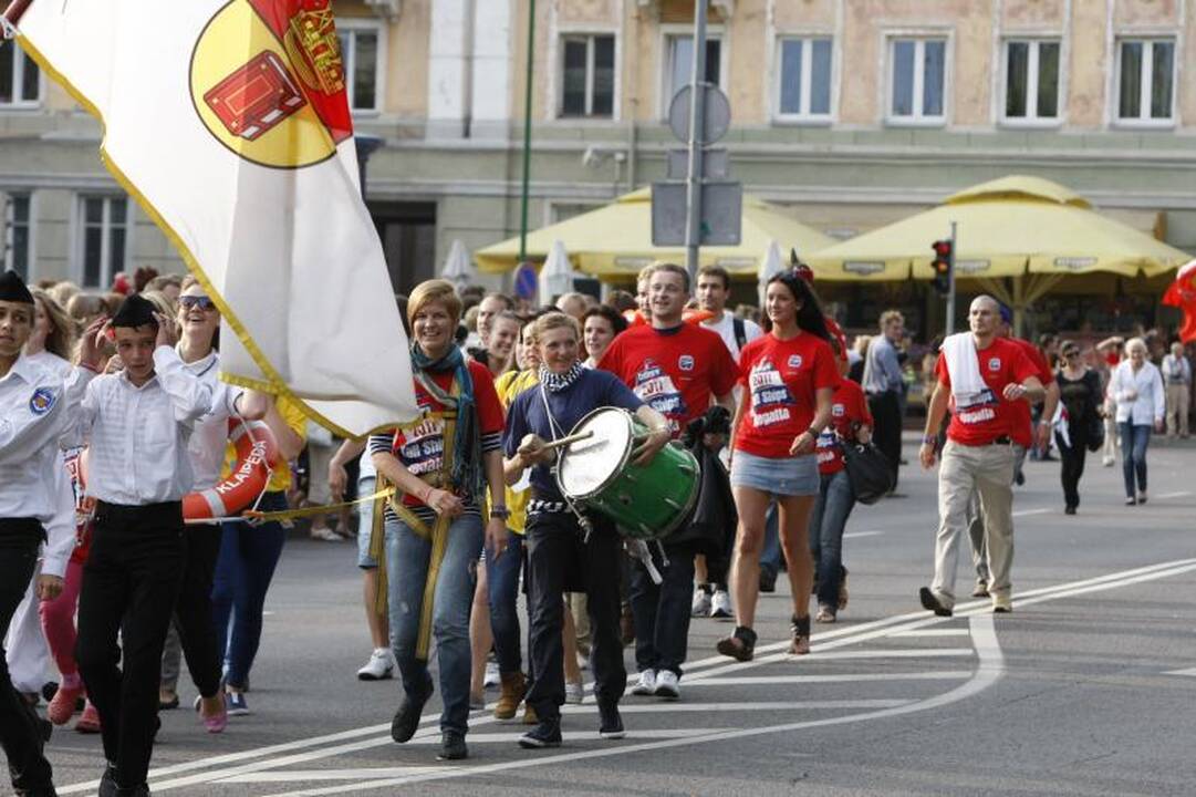 Klaipėdiečius džiugino burlaivių įgulų eisena (renginių programa)
