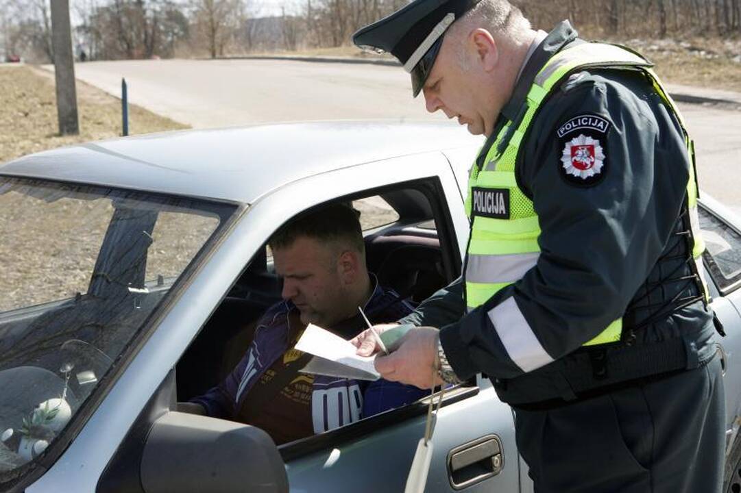 Saugaus eismo dieną policininkai dalijo saldainius