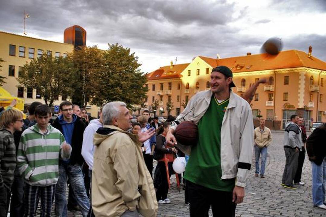 Lietuvių pergalę prieš ispanus klaipėdiečiai stebėjo Teatro aikštėje