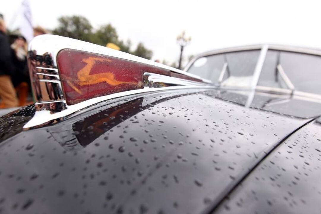 Lukiškių aikštėje vyko senovinių automobilių paroda 