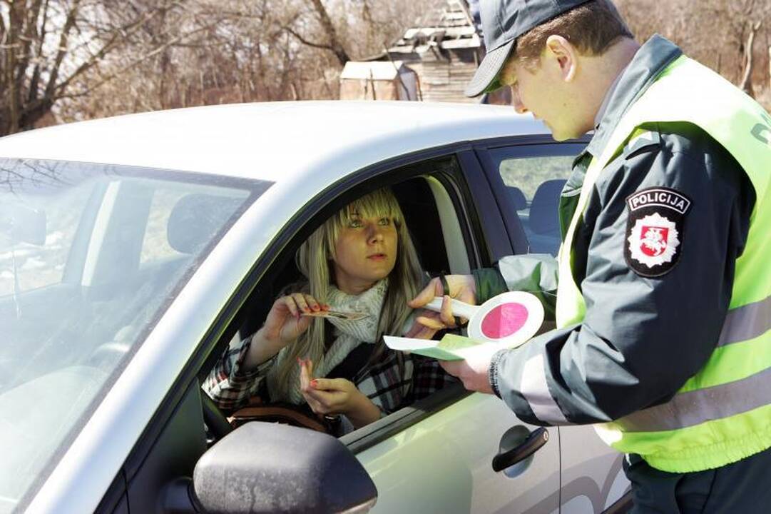 Saugaus eismo dieną policininkai dalijo saldainius