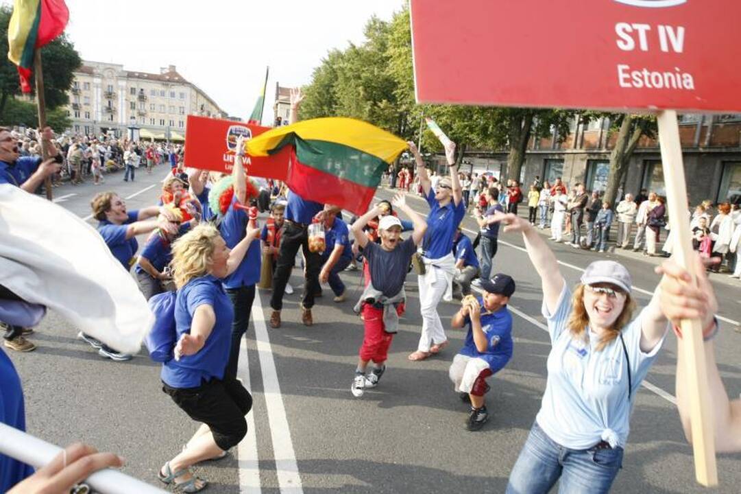 Klaipėdiečius džiugino burlaivių įgulų eisena (renginių programa)