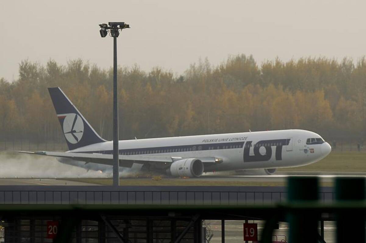 Varšuvos oro uoste avariniu būdu leidosi lėktuvas su 230 žmonių