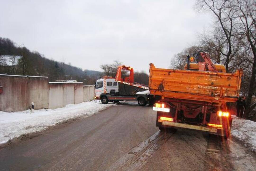 Kauno rajone nuo kelio nuslydo vilkikas ir automobilis (papildyta)