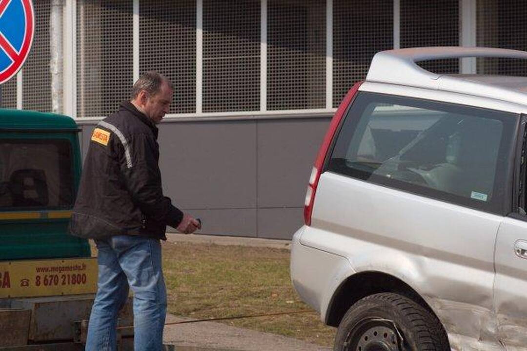 Per dviejų automobilių susidūrimą nukentėjo moteris