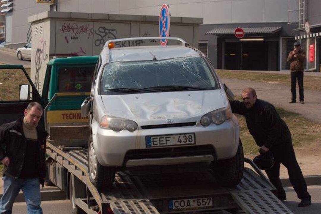 Per dviejų automobilių susidūrimą nukentėjo moteris