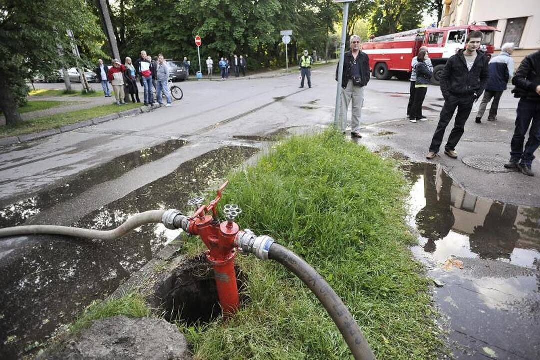 Sukrėtimas Žaliakalnyje: ugnis suniokojo tris namus