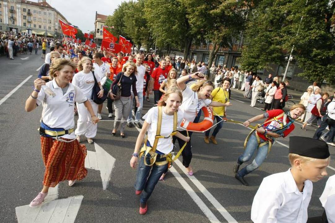 Klaipėdiečius džiugino burlaivių įgulų eisena (renginių programa)
