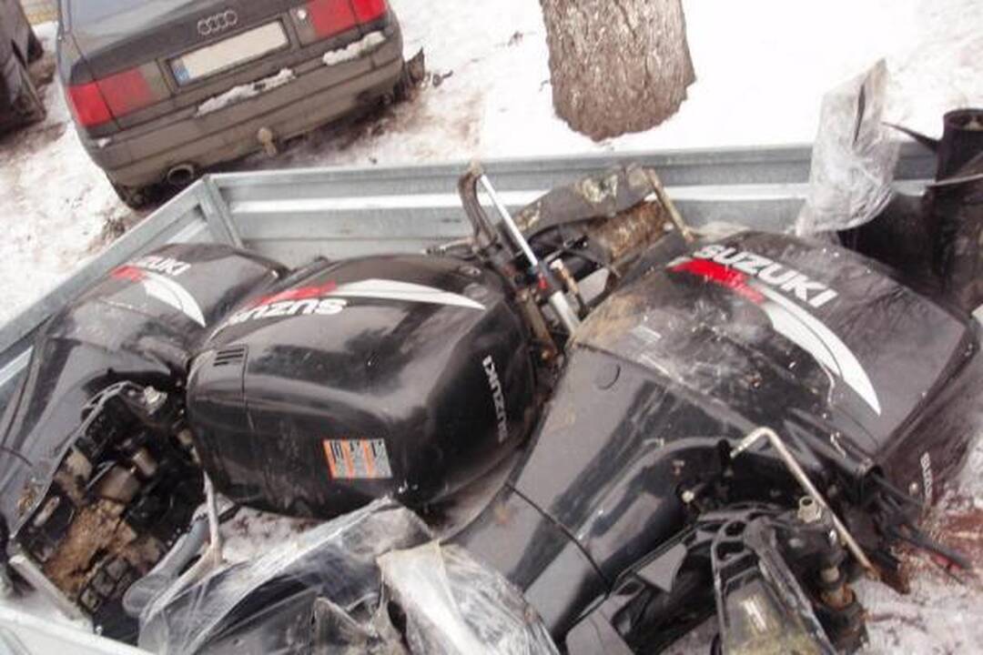Uoste pasieniečiai sulaikė vogtus valčių variklius