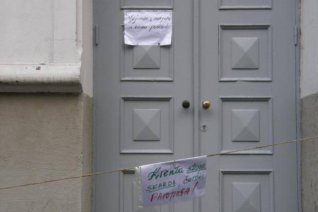 Audra Klaipėdoje nuplėšė mokyklos stogą