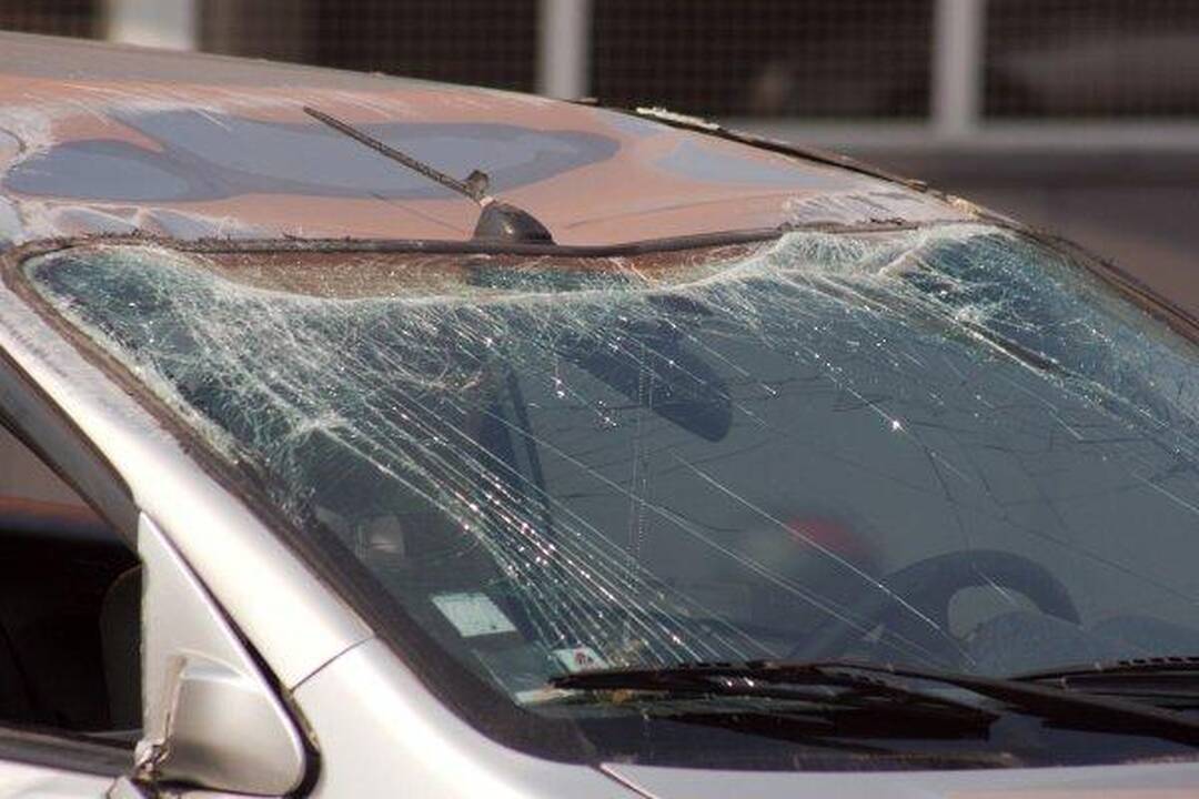 Per dviejų automobilių susidūrimą nukentėjo moteris