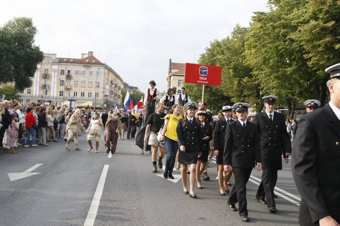 Klaipėdiečius džiugino burlaivių įgulų eisena (renginių programa)